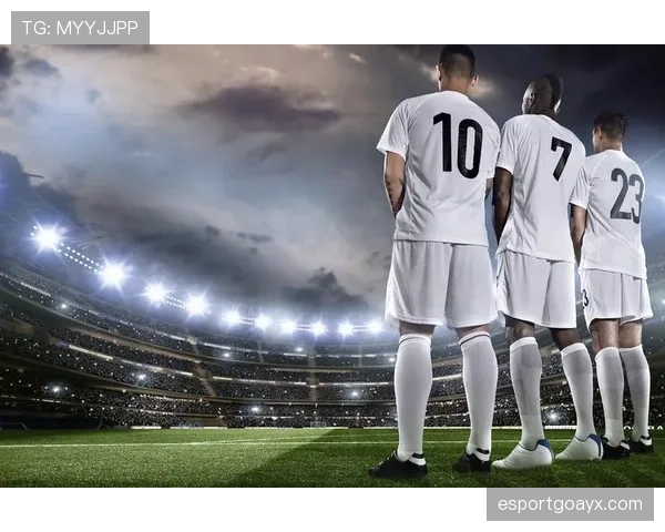 足球巨星荣誉之路：传奇球员如何突破极限，铸就历史辉煌